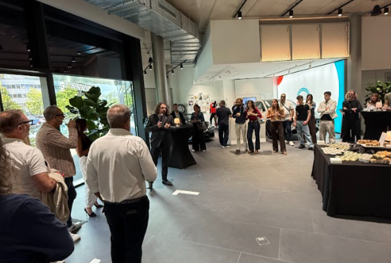 Momento di networking durante l'evento aziendale Gin Lab