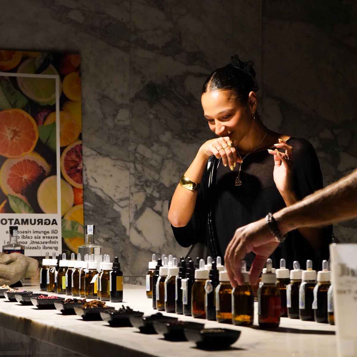 Ospite annusa botaniche durante il Gin Lab